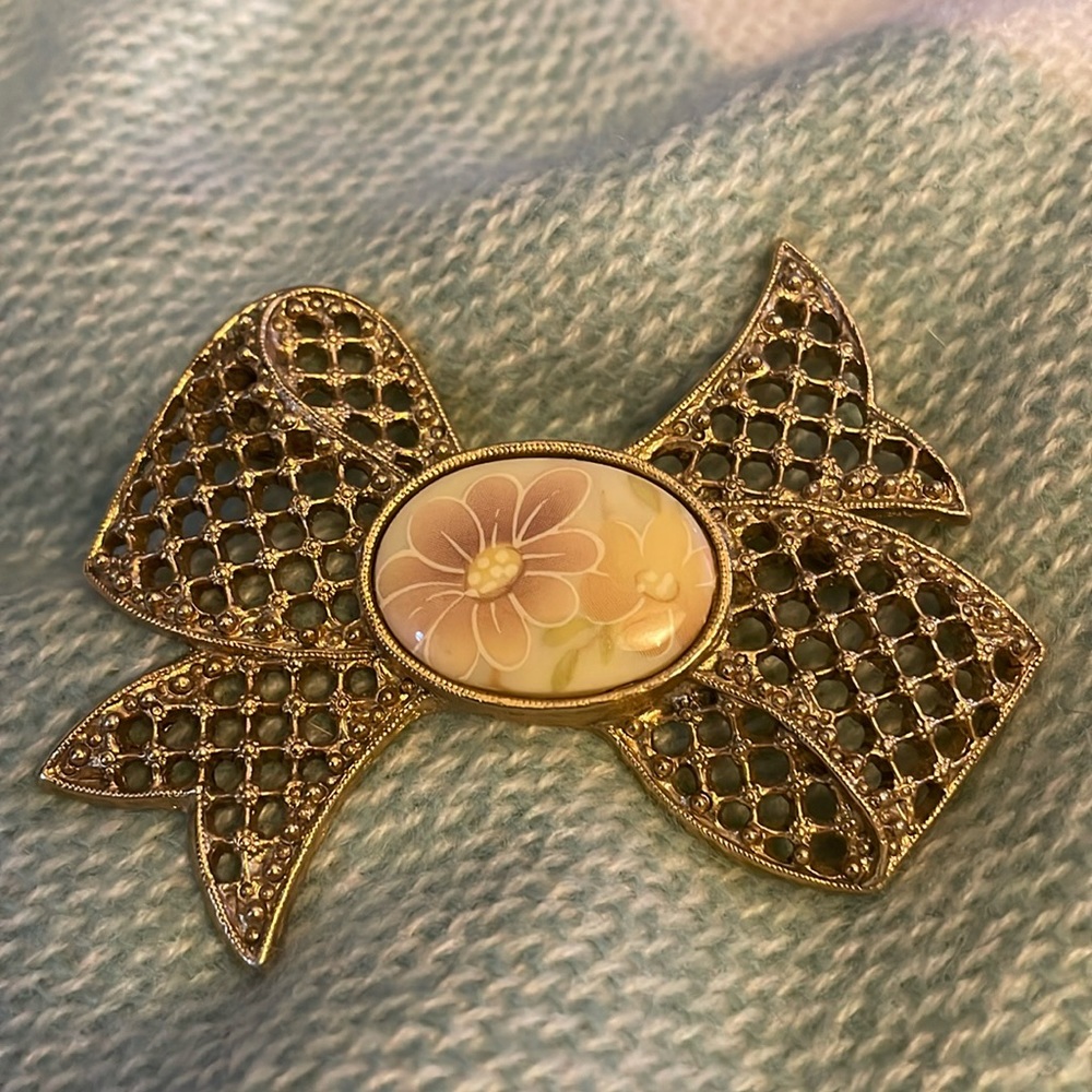 Vintage bow brooch